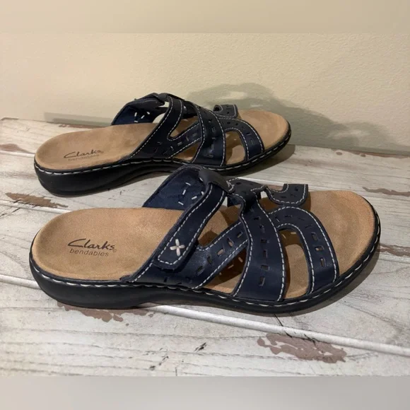 Clarks Brown Leather Laser Cut Comfort Sandals Size 9.5 EUC Walking Fashion - Picture 4 of 7